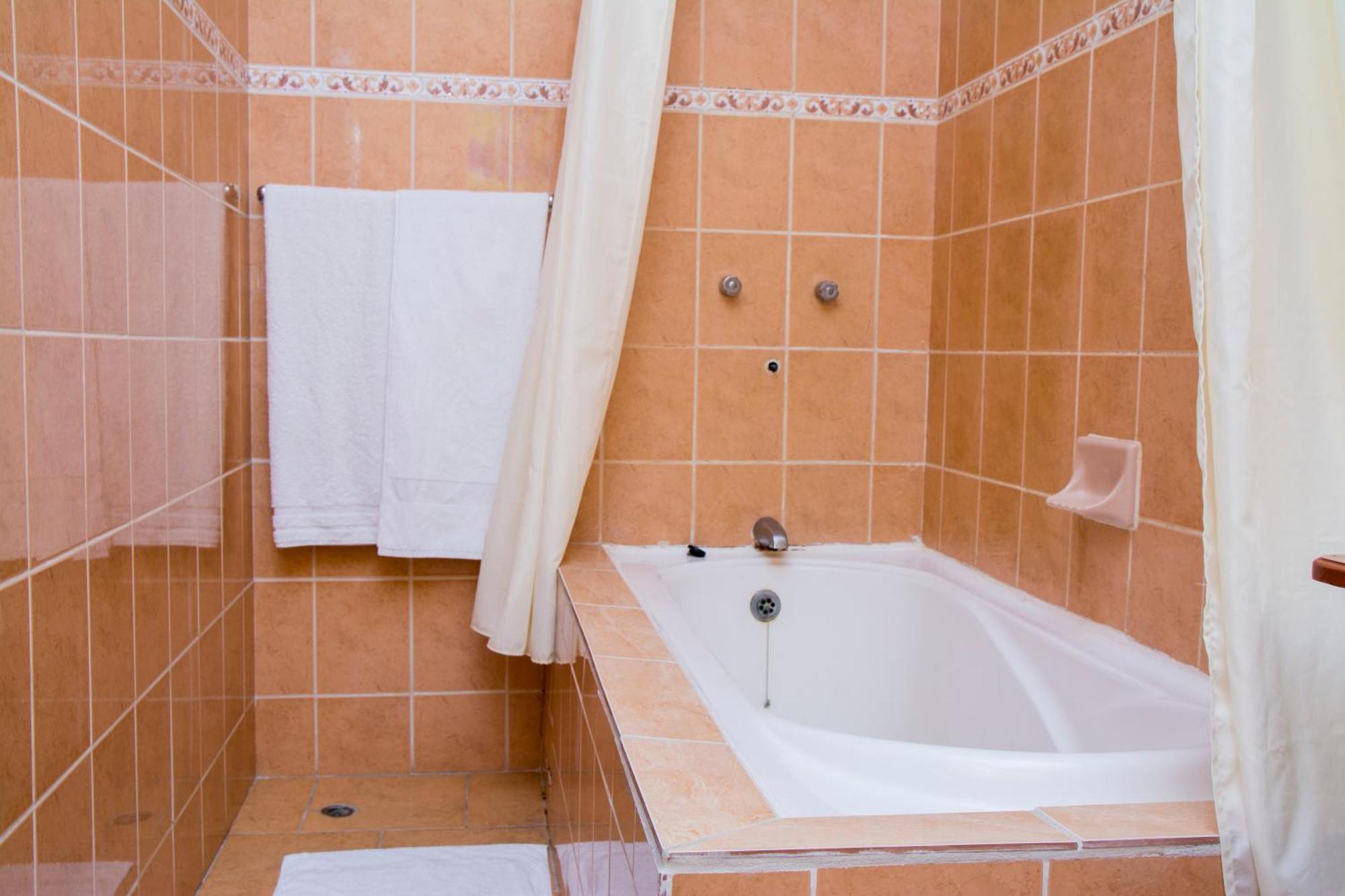 Windjammer International Cuisine & Comfort Inn Georgetown Oda fotoğraf